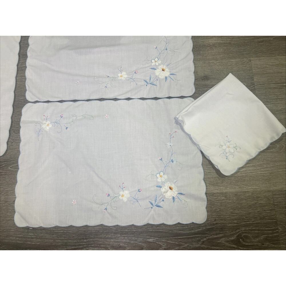 8pc Vtg White Linen Placemat & Napkin Set Blue Scalloped Edge Floral Embroidered